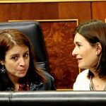 La ministra de Sanidad con la portavoz del PSOE, Adriana Lastra, ayer