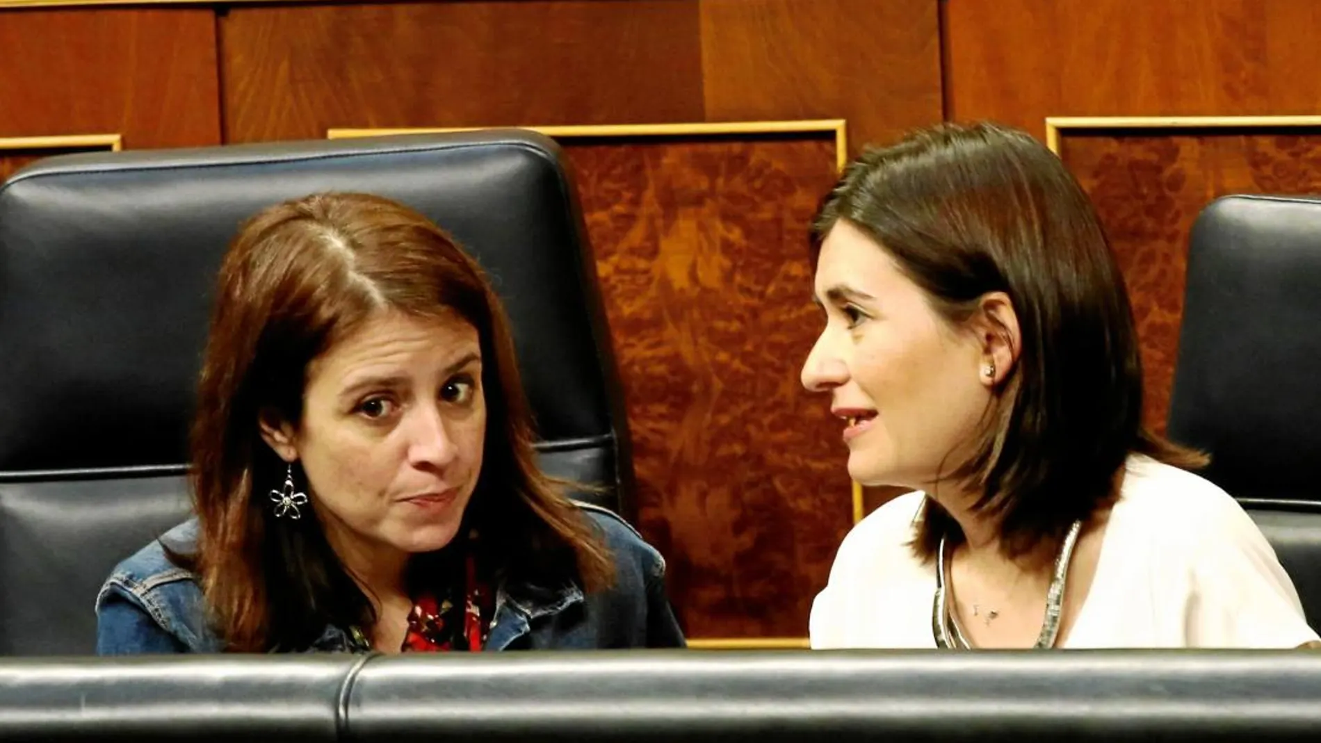 La ministra de Sanidad con la portavoz del PSOE, Adriana Lastra, ayer