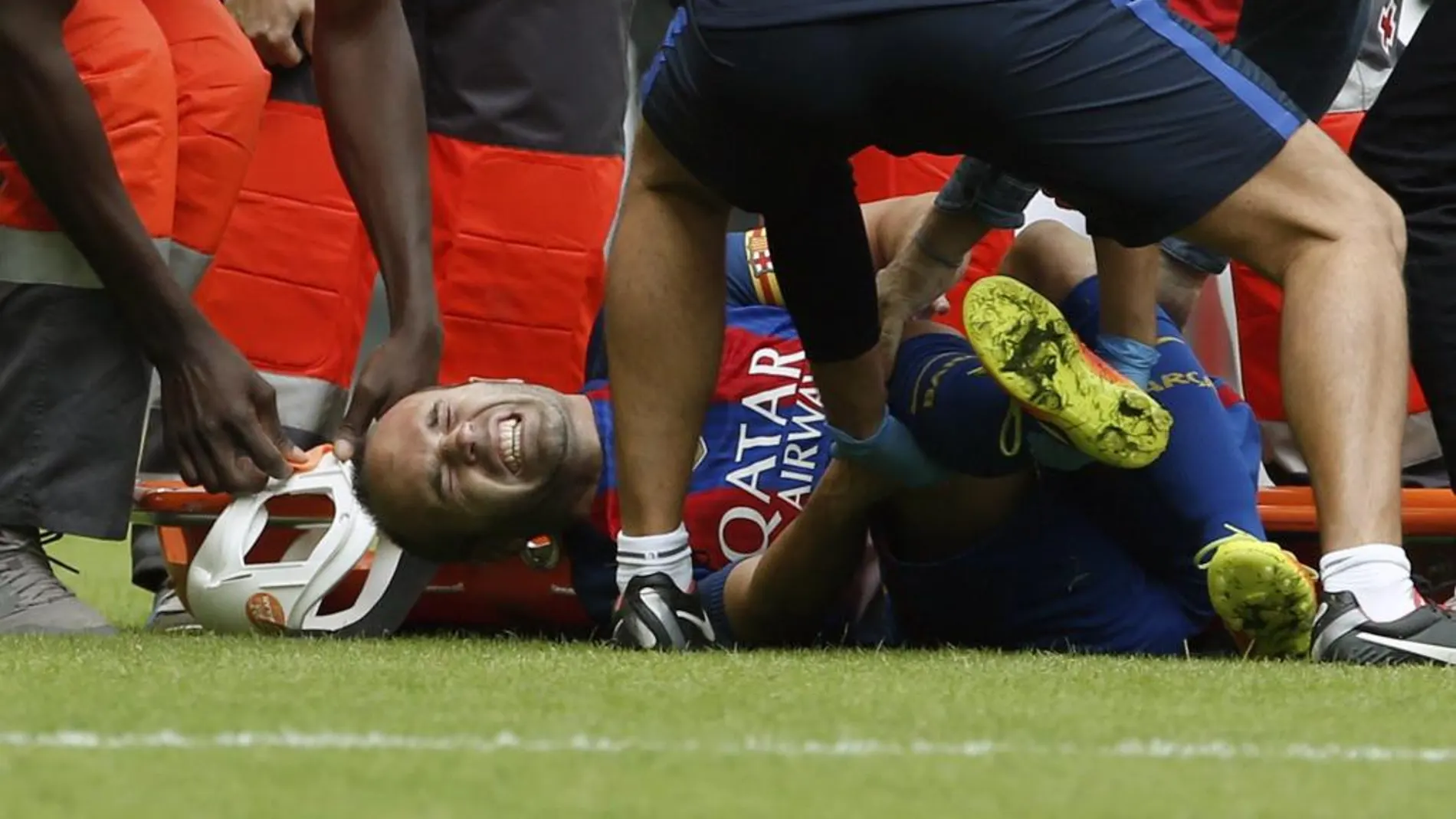 El centrocampista del FC Barcelona Andrés Iniesta, tras sufrir una lesión durante el partido frente al Valencia CF