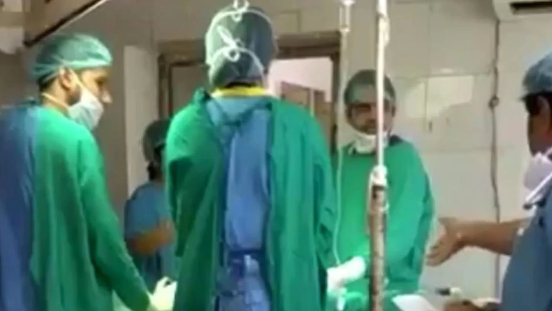 Un bebé muere durante un cesárea mientras los médicos se pelean entre ellos