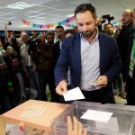 Santiago Abascal en el momento de su votación el pasado 28 de abril
