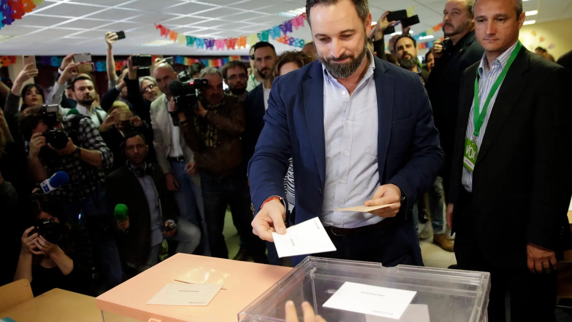Santiago Abascal en el momento de su votación el pasado 28 de abril