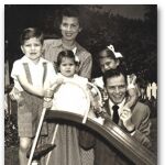 La familia Sinatra junto a sus tres hijos