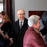 El presidente en funciones en las Cortes, Ramiro Ruiz Medrano, acompañado de algunos procuradores, dan la bienvenida a los visitantes y explican el trabajo que se realiza en el día a día en las Cortes
