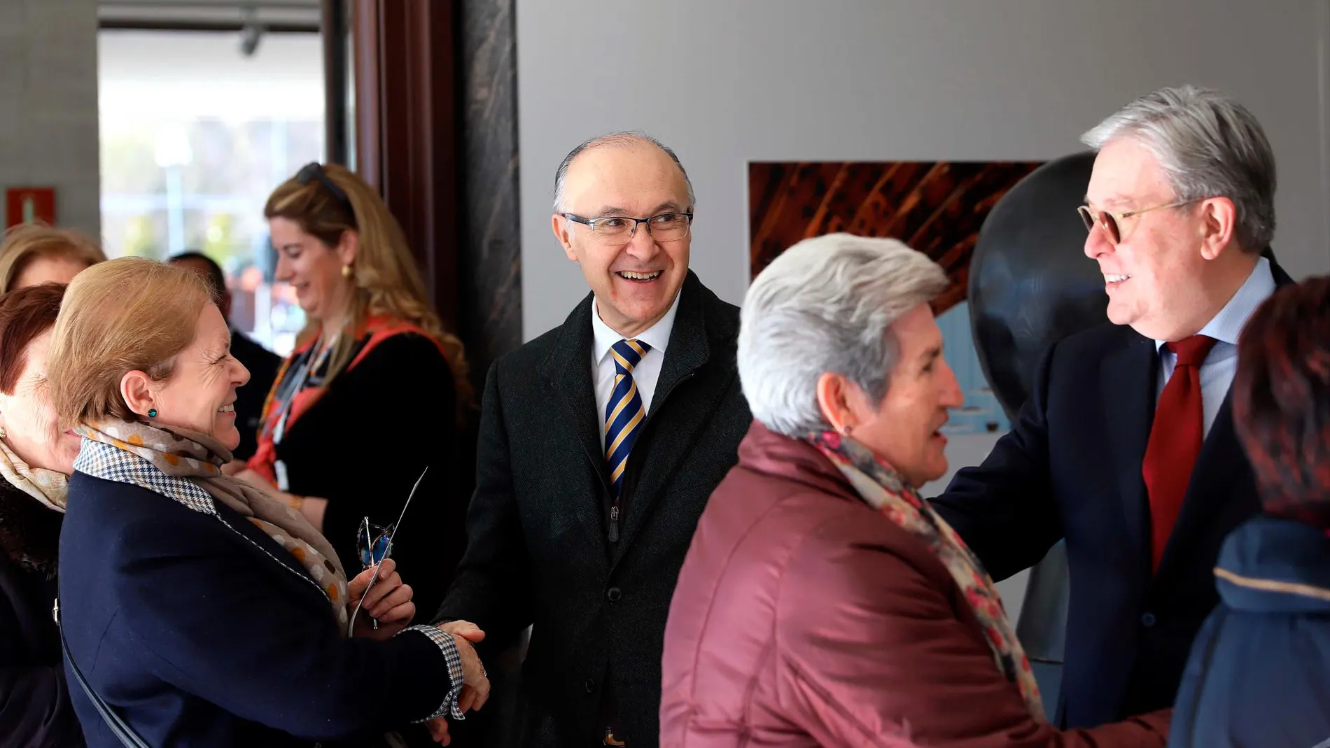 El presidente en funciones en las Cortes, Ramiro Ruiz Medrano, acompañado de algunos procuradores, dan la bienvenida a los visitantes y explican el trabajo que se realiza en el día a día en las Cortes