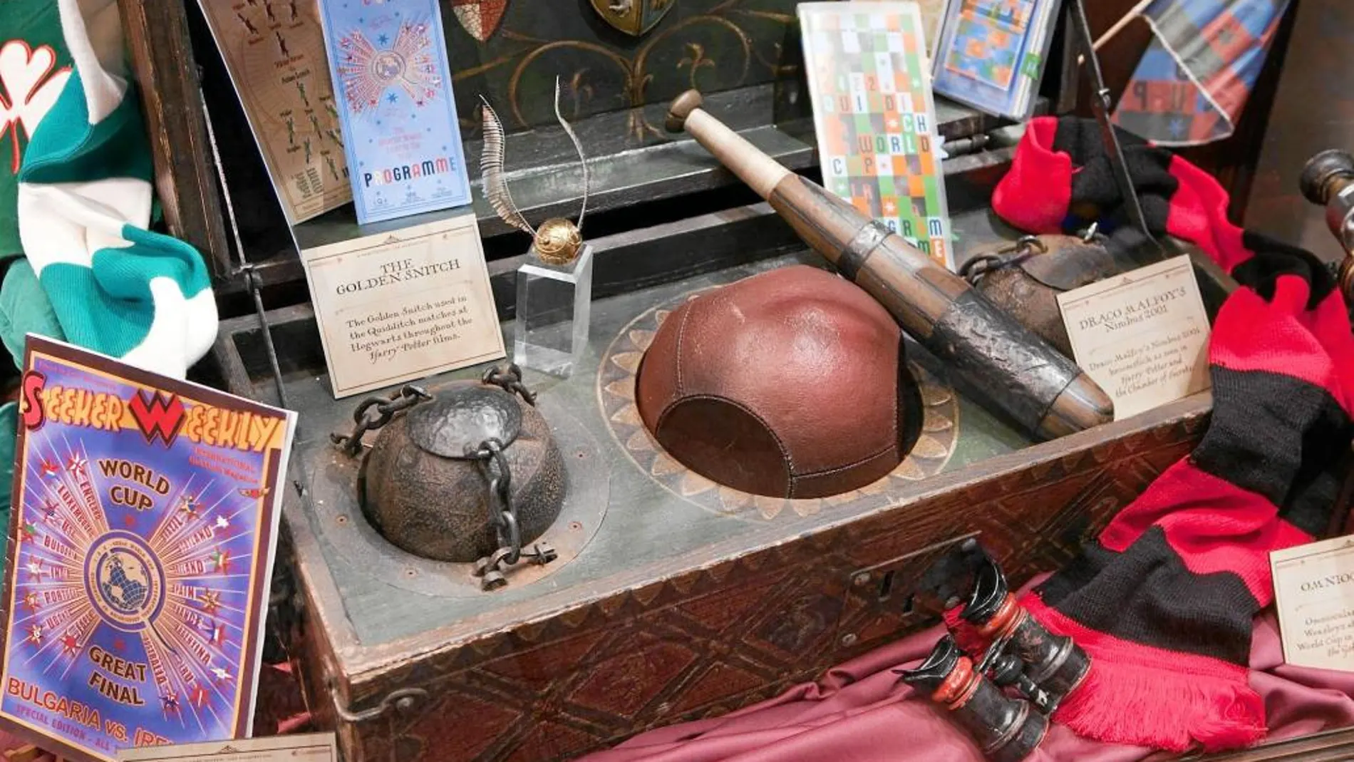 Pueden verse objetos tan emblemáticos como la pelota de Quidditchd