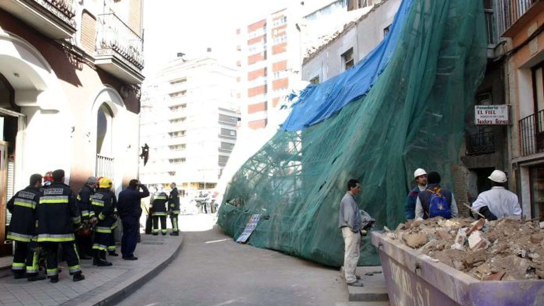 En la imagen, un inspector de trabajo conversa con los obreros tras el derrumbe de una obra en el centro de Valladolid