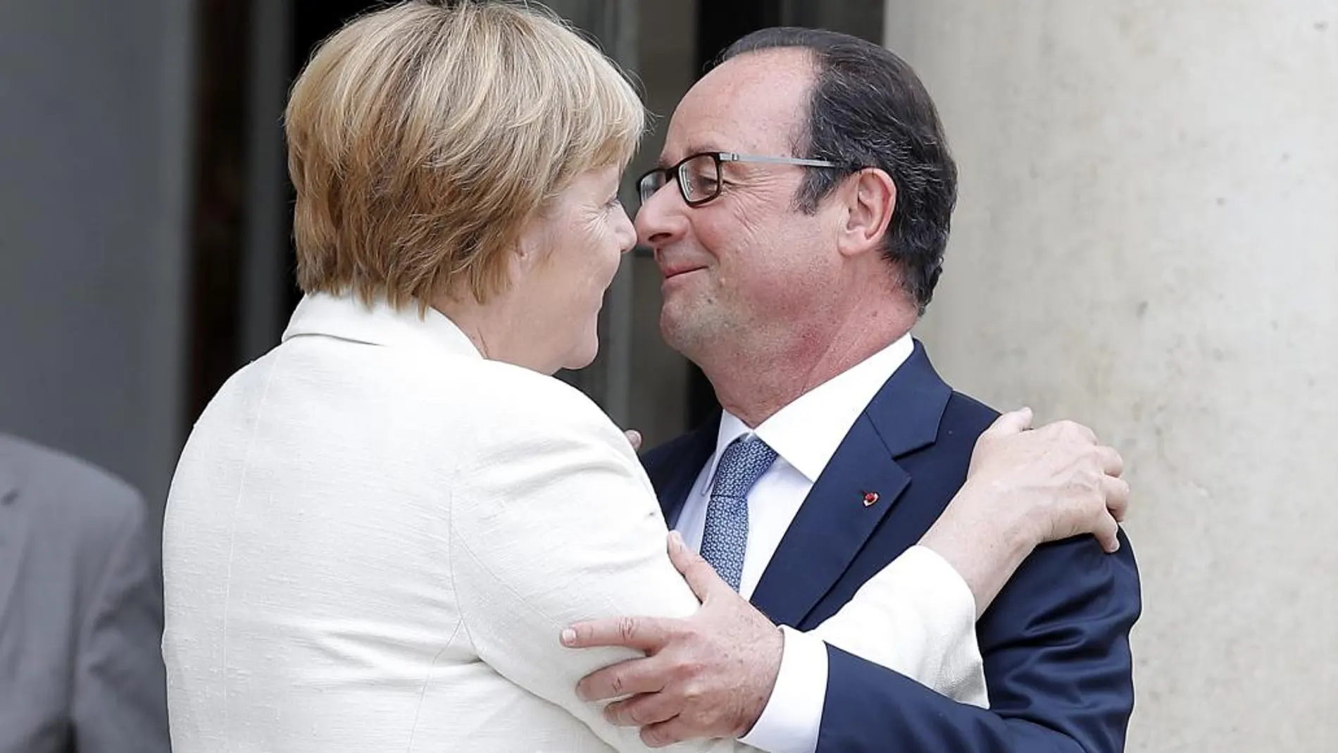 Francois Hollande despide a la canciller alemana, Angela Merkel, tras la reunión en París