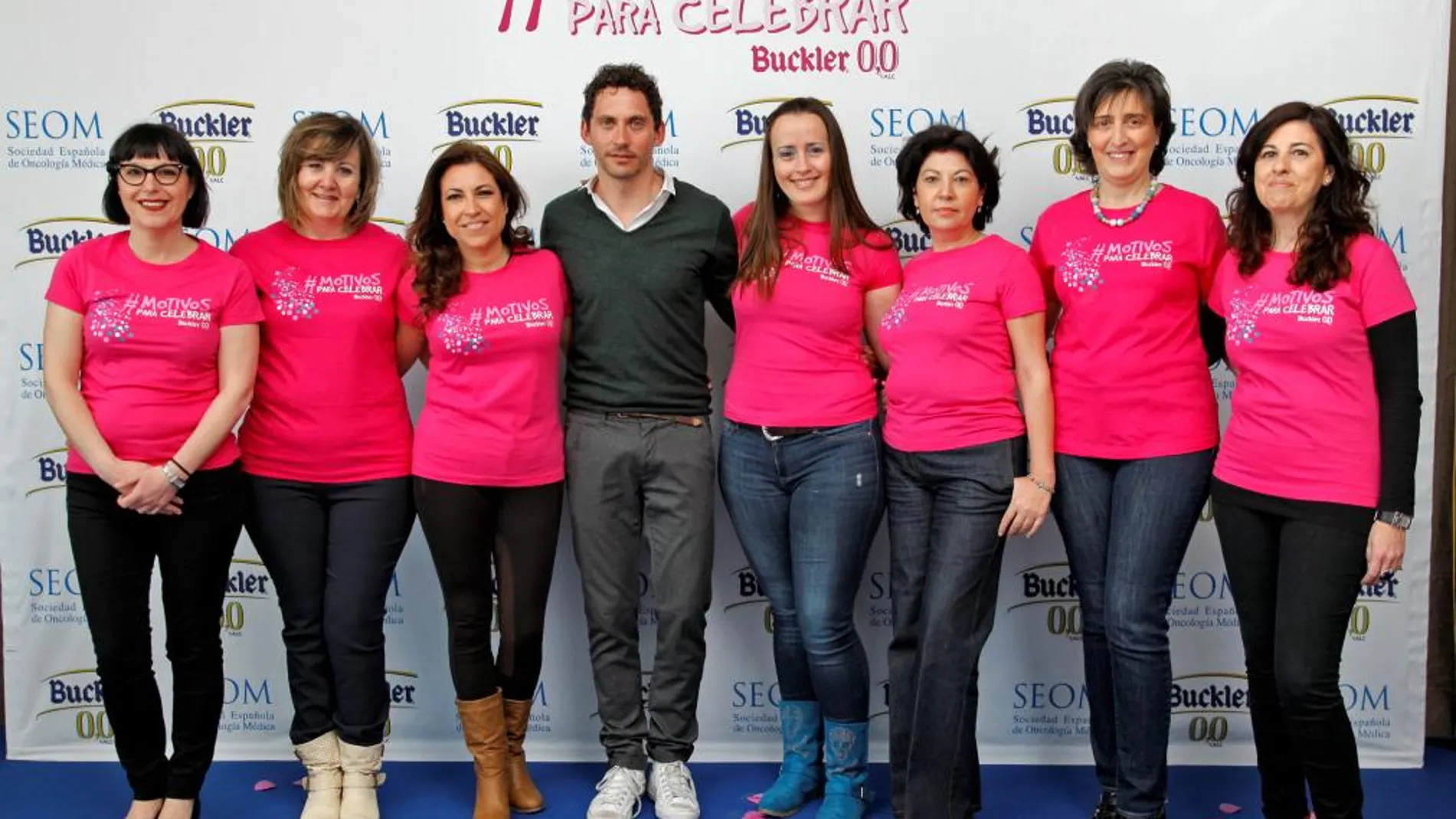 El realizador con las ocho embajadoras de la carrera