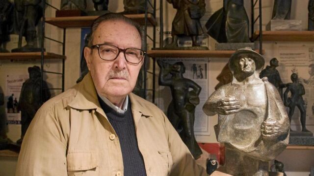 El facllecido escultor Agustín Casillas, junto a el boceto de «El sembrador».