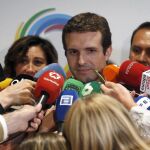 El candidato a la Presidencia del PP Pablo Casado conversa con los periodistas hoy en Madrid. EFE/ Javier Lizón