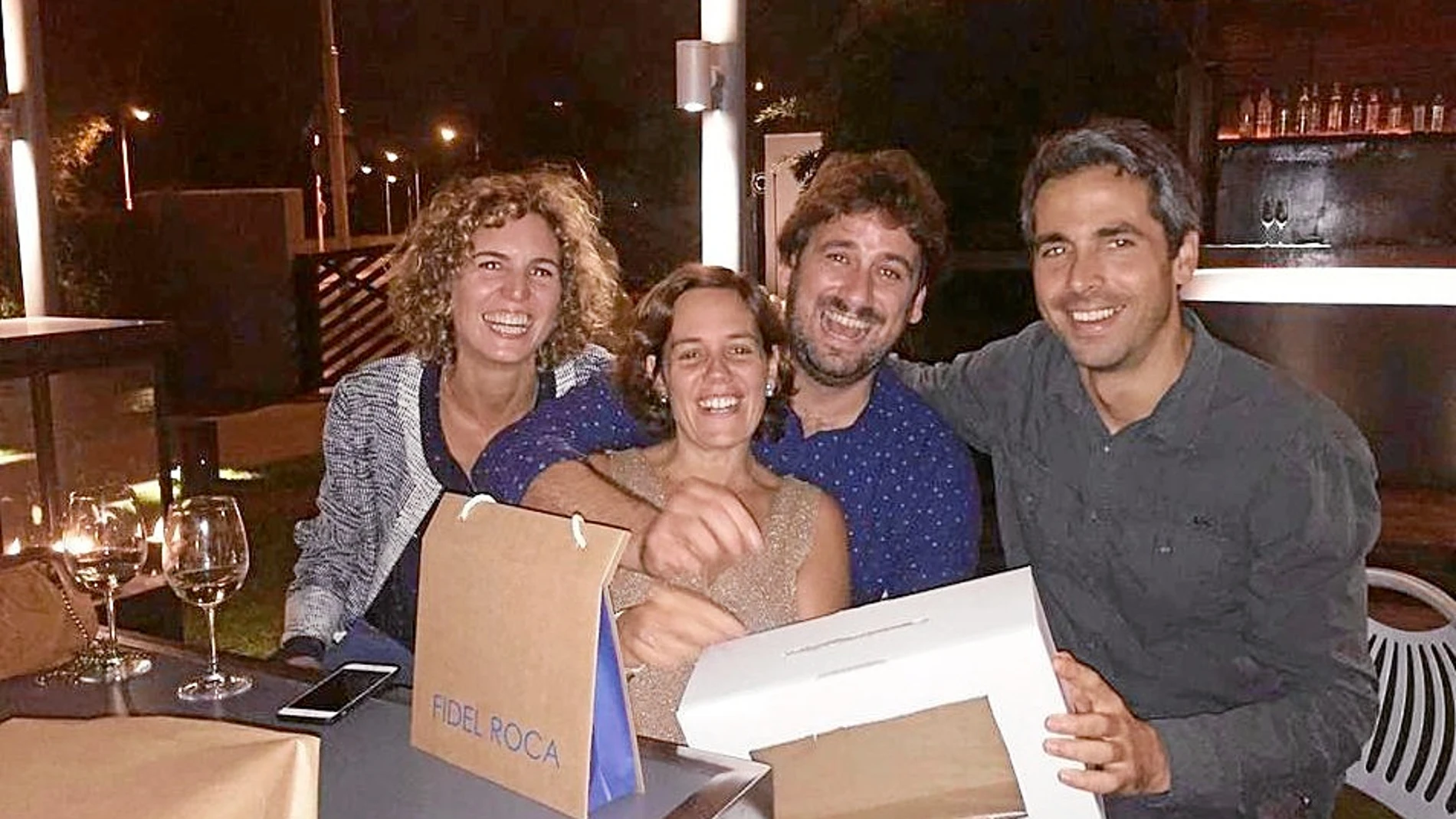 El humor como antídoto para celebrar los 40 años de una amiga, a 7 días del 1-O, le regalan una urna y en una boda el 30 de septiembre habrá «referéndum»