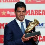 El jugador uruguayo del Barcelona Luis Suárez posa con la Bota de Oro