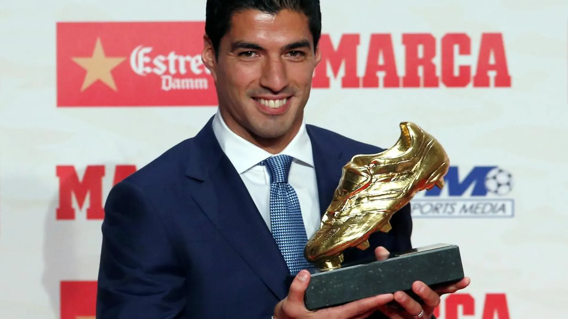 El jugador uruguayo del Barcelona Luis Suárez posa con la Bota de Oro