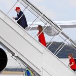 Trump, junto a su esposa y su hijo Barron, sube a su avión privado en Florida