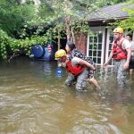 Los servicios de emergencia rescatan a una mujer de su casa
