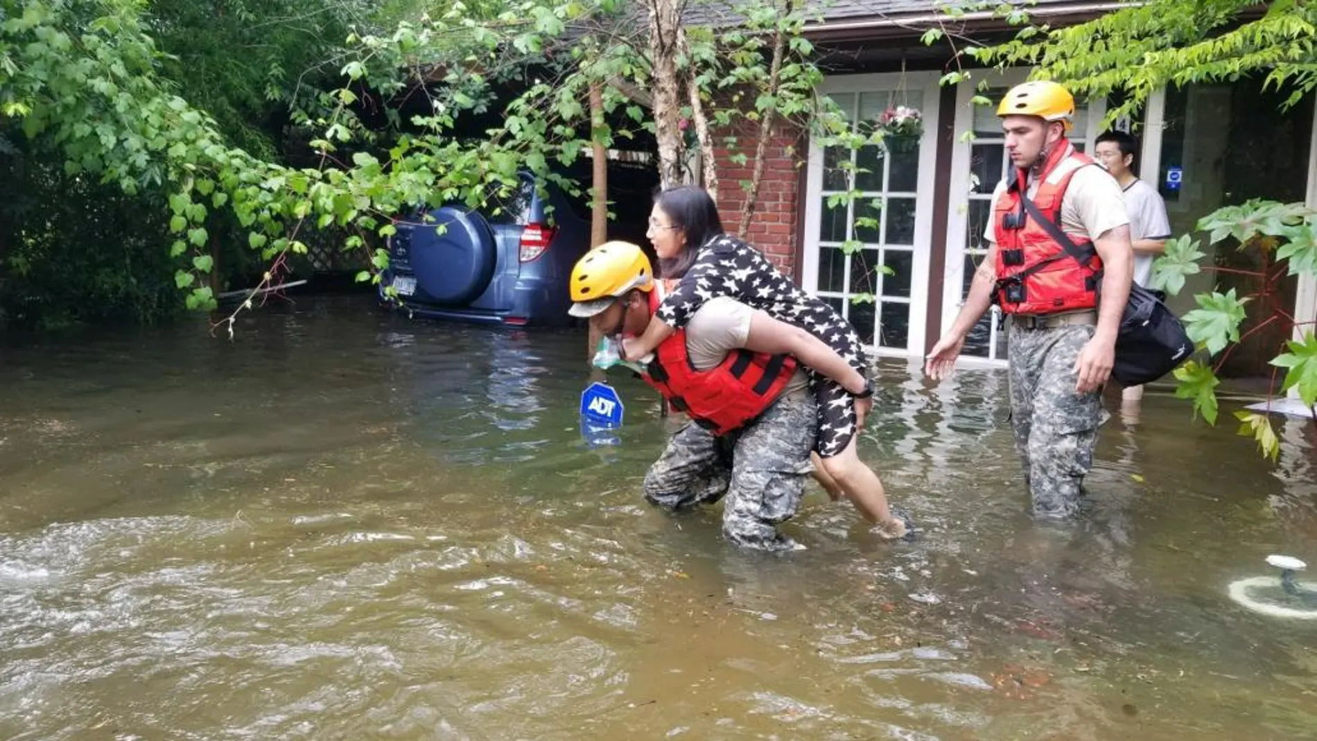 Los servicios de emergencia rescatan a una mujer de su casa