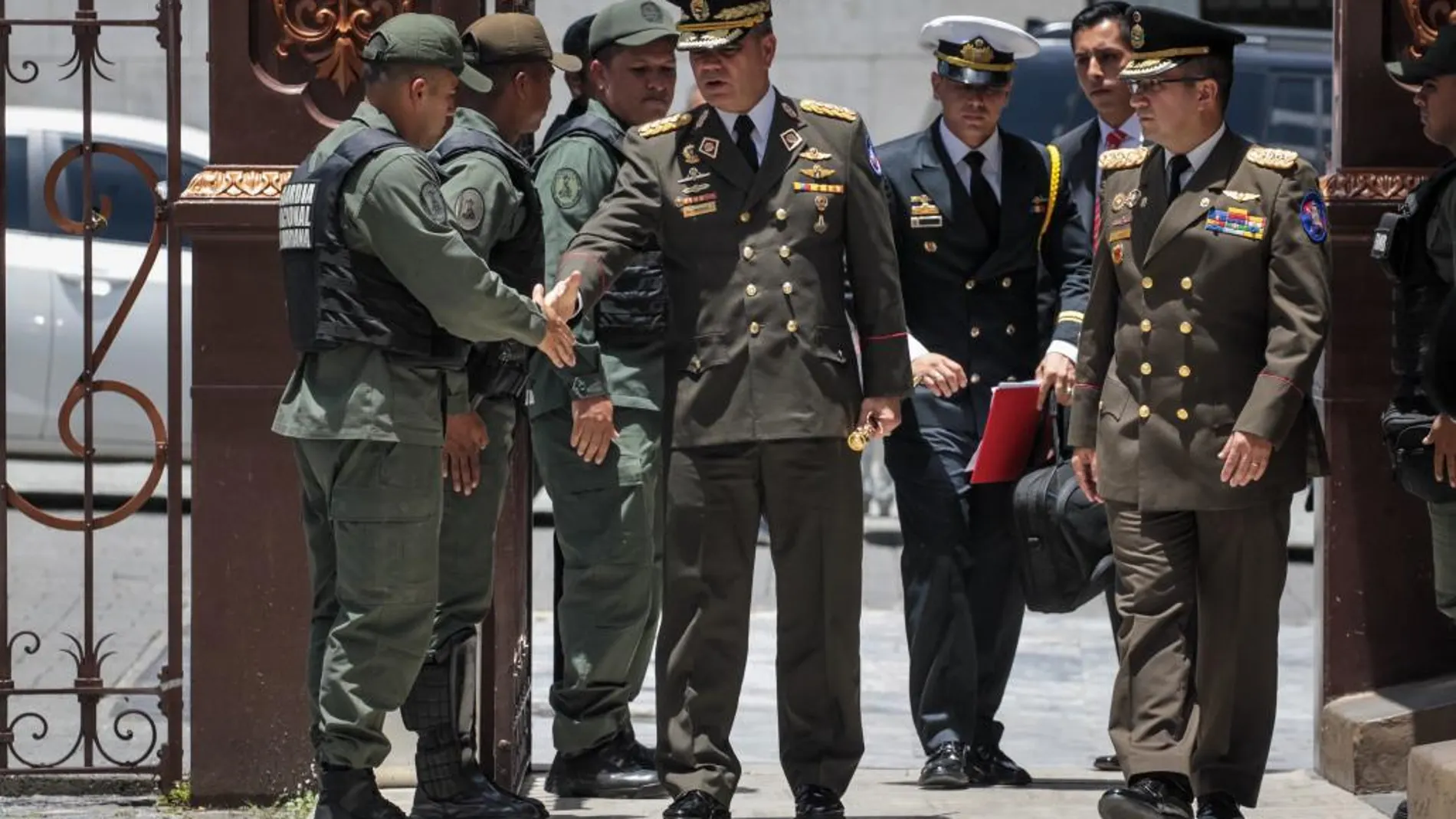 El ministro de Defensa Vladimir Padrino López (c) el pasado 8 de agosto