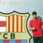 Presentación del nuevo jugador del FC Barcelona, el portugués André Gomes, esta tarde delante del escudo del club.