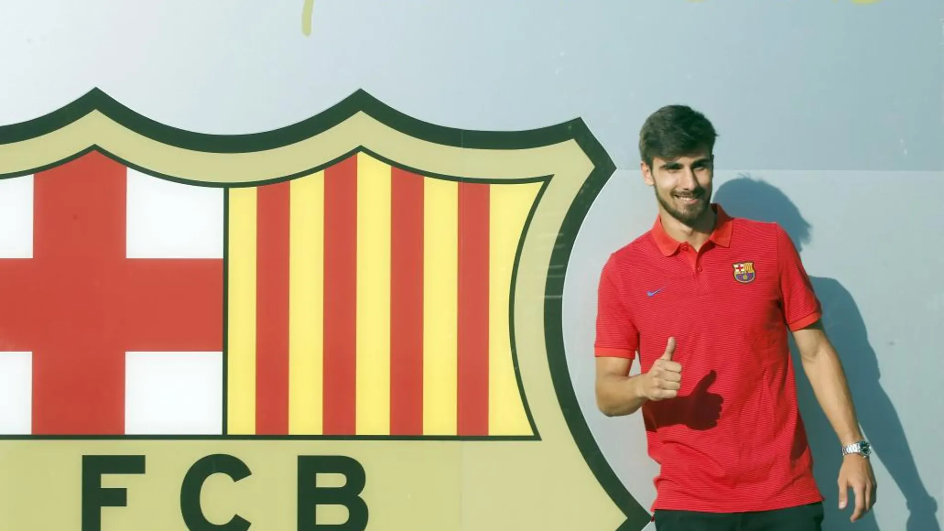 Presentación del nuevo jugador del FC Barcelona, el portugués André Gomes, esta tarde delante del escudo del club.