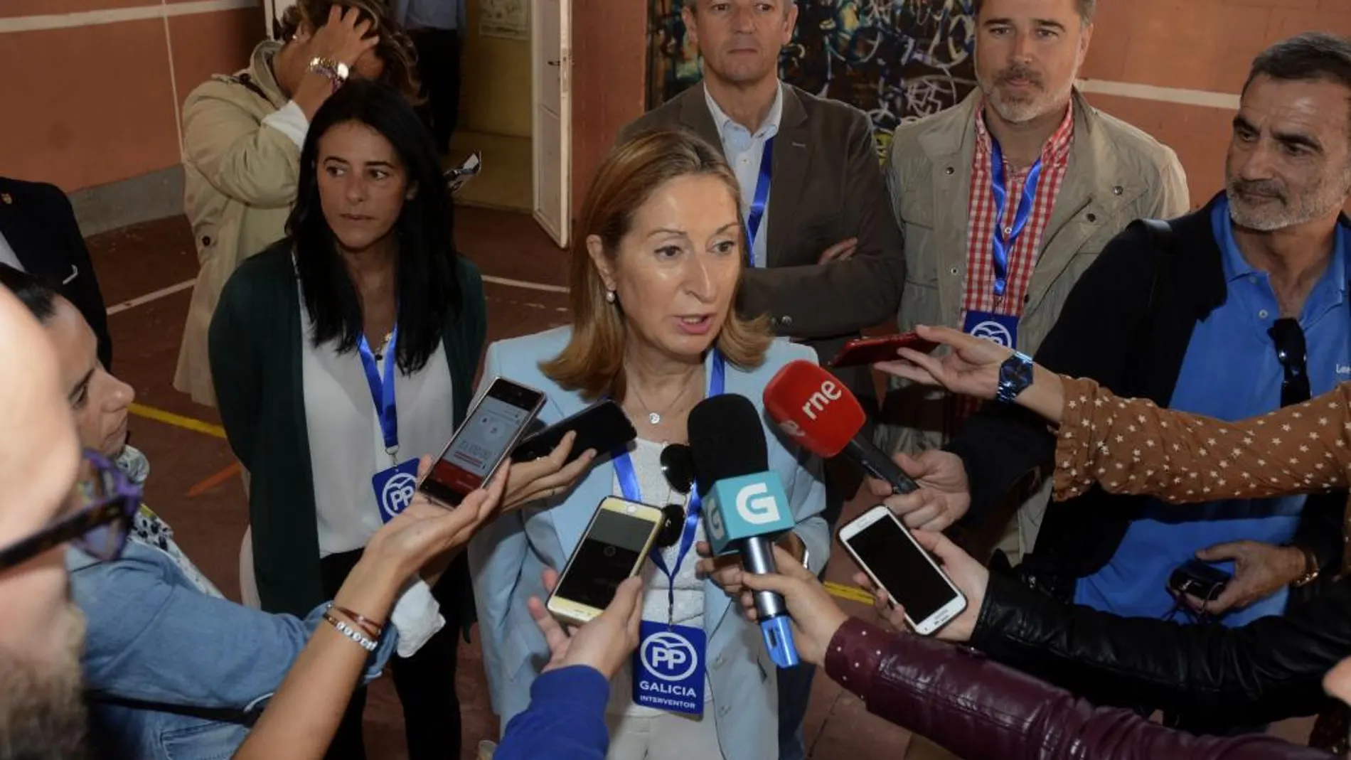 La presidenta del Congreso de los Diputados, Ana Pastor, atiende a los medios tras ejercer su derecho al voto en las elecciones gallegas.