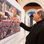 El arzobispo de Sevilla, Juan José Asenjo durante la inauguración de la exposición (Efe)