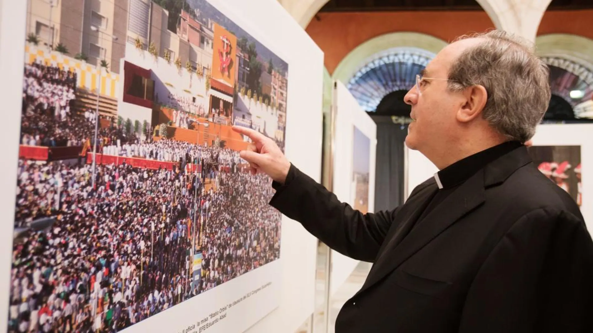 El arzobispo de Sevilla, Juan José Asenjo durante la inauguración de la exposición (Efe)