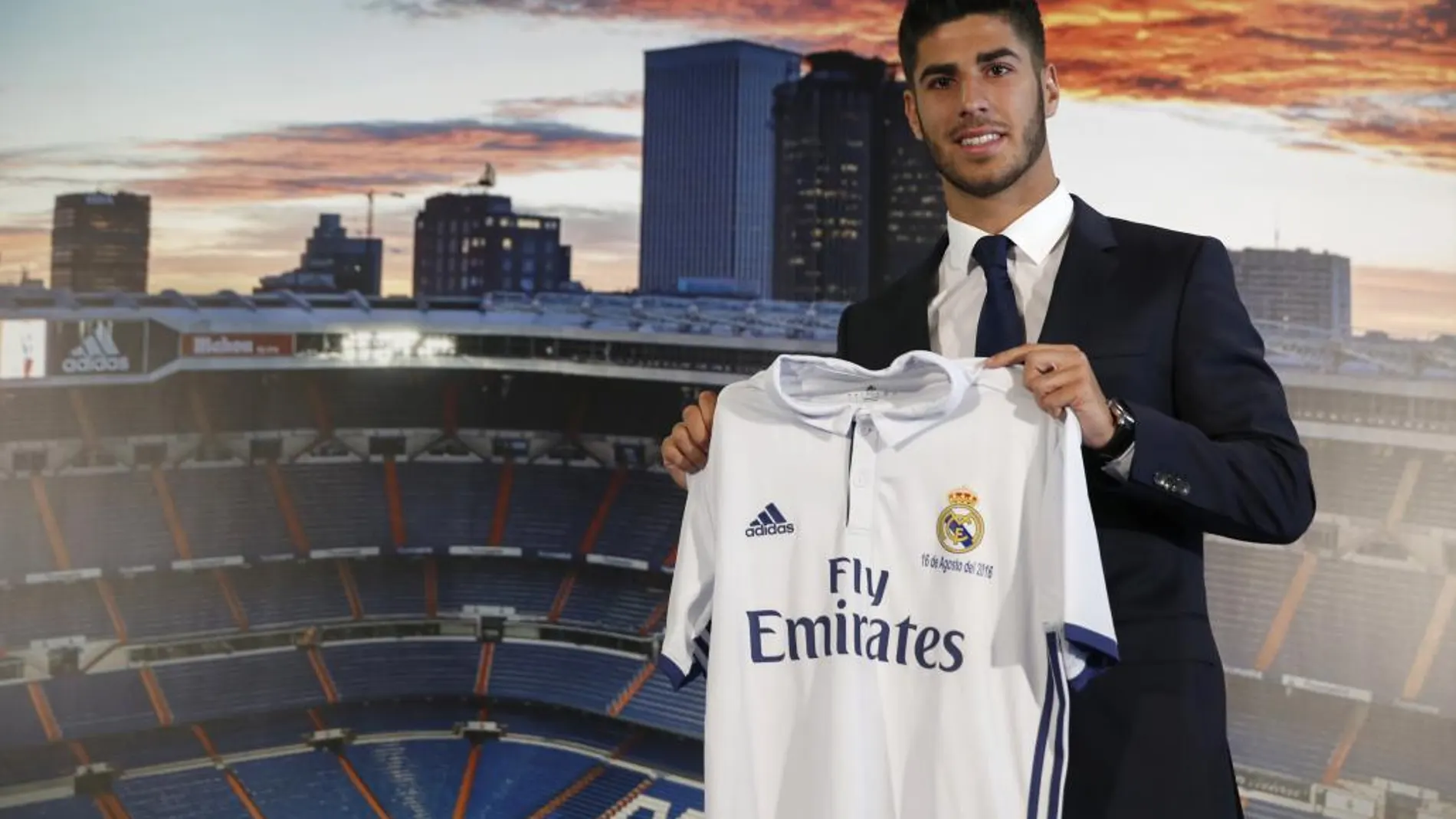 El futbolista mallorquín Marco Asensio posa hoy durante su presentación con la camiseta del Real Madrid.