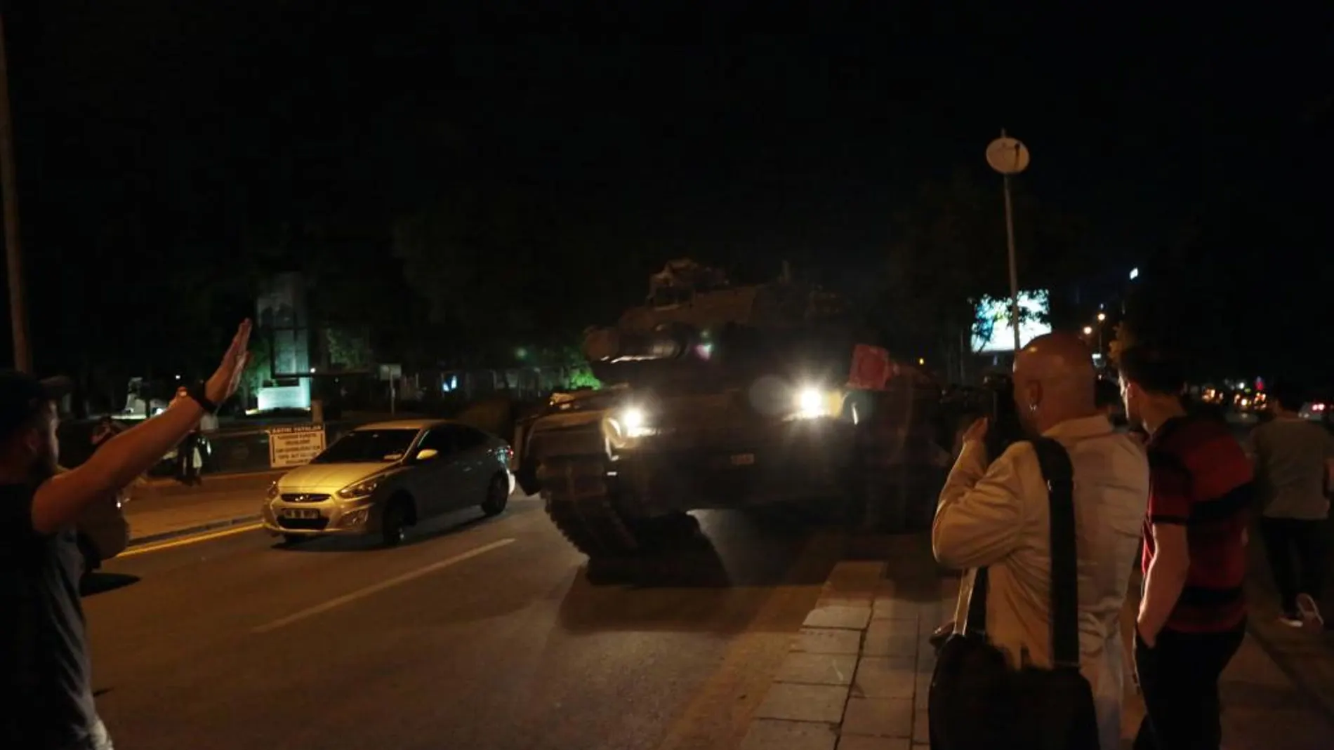 Tanques abren fuego en las inmediaciones del Parlamento turco, según testigos