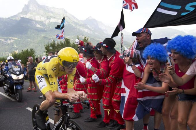 El ciclista británico Christopher Froome del Sky llega al final de la carrera de la decimoctava etapa