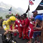 El ciclista británico Christopher Froome del Sky llega al final de la carrera de la decimoctava etapa