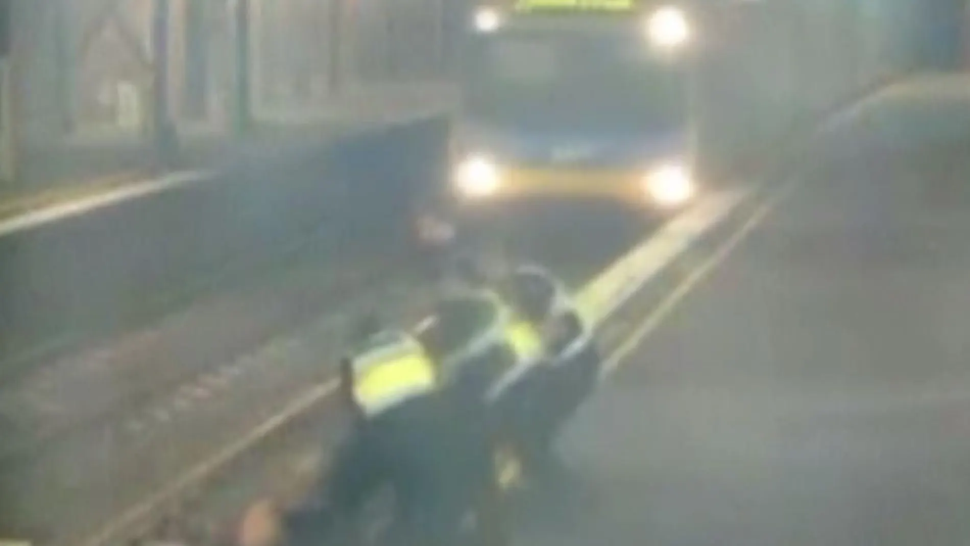 El impresionante vídeo de un rescate «in extremis» tras caer a las vías del tren