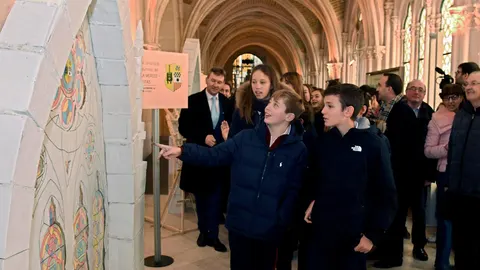Alumnos participantes visitan la muestra junto al alcalde Javier Lacalle