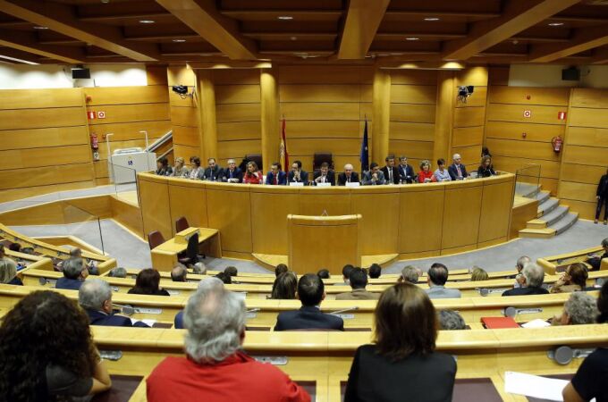 El presidente de la gestora del PSOE, Javier Fernández (c), preside la reunión que diputados y senadores socialistas han celebrado hoy.