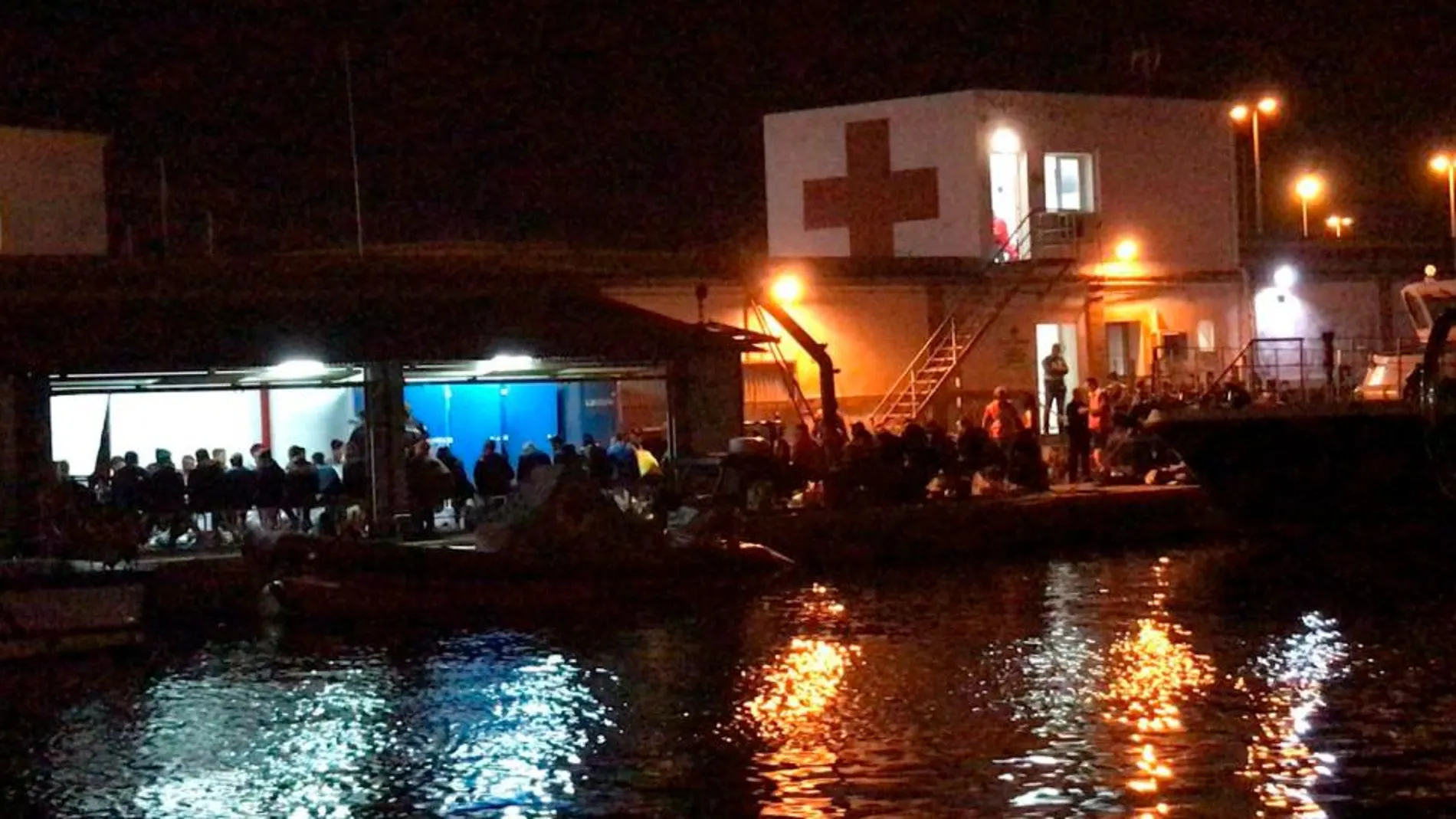Salvamento Marítimo, Cruz Roja y Guardía Civil establecieron cuatro puntos de acogida que se ubicaron en el Puerto de Palos, Cartagena, Mazarrón y Aguilas. En la ciudad portuaria se atendieron a 290 personas. La Razón