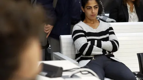 La marroquí Samira Yerou, detenida en 2014 en Turquía cuando trataba de viajar con su hijo de tres años a Siria para unirse al Estado Islámico (EI), durante el juicio celebrado hoy en la Audiencia Nacional, en el que se enfrenta a una petición del fiscal de nueve años de cárcel por pertenencia a organización terrorista.