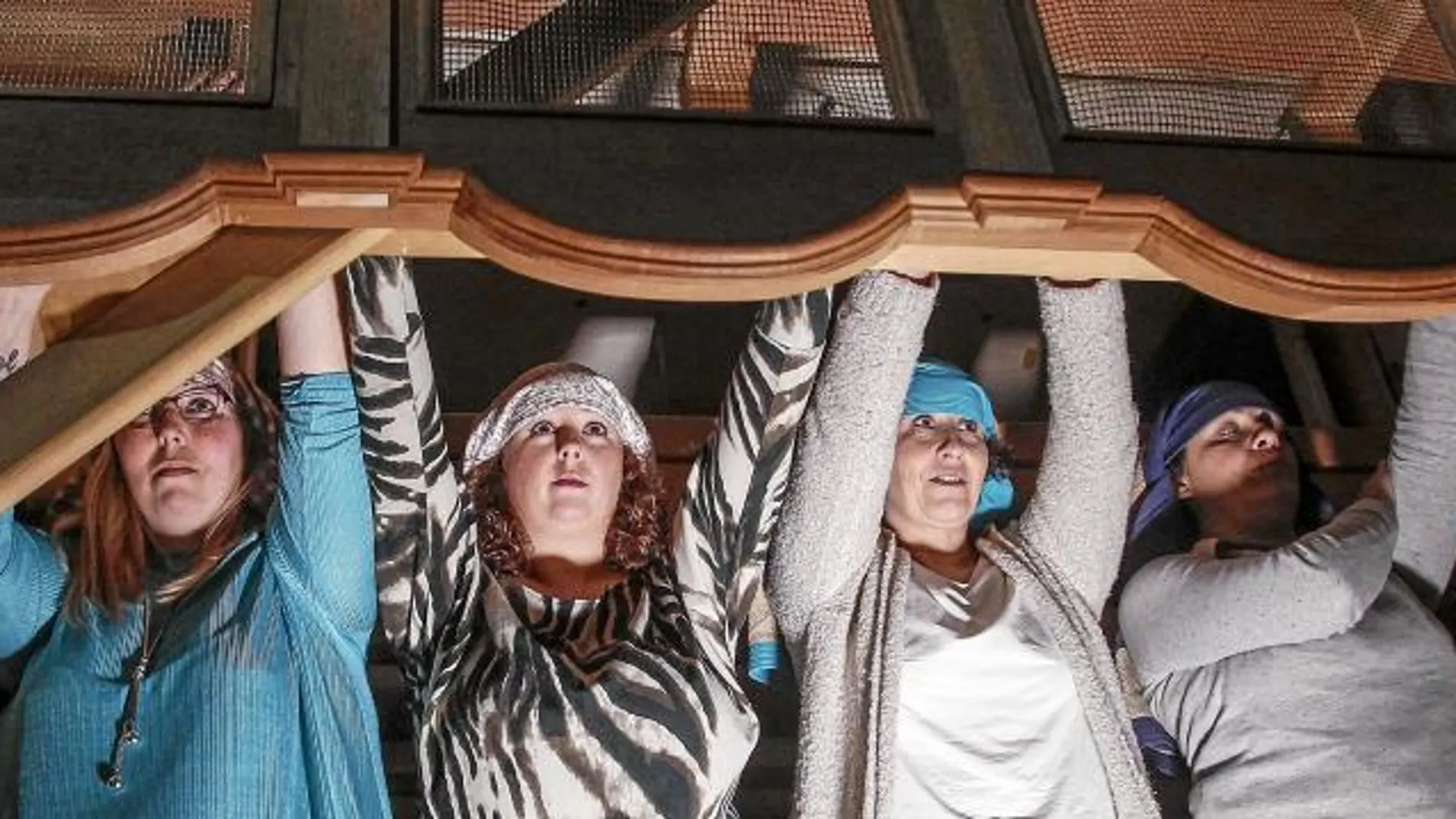 10.000 kilómetros han tenido que llegar a recorrer estas mujeres para ponerse el costal en pueblos de la región porque en Sevilla capital no tienen oportunidad