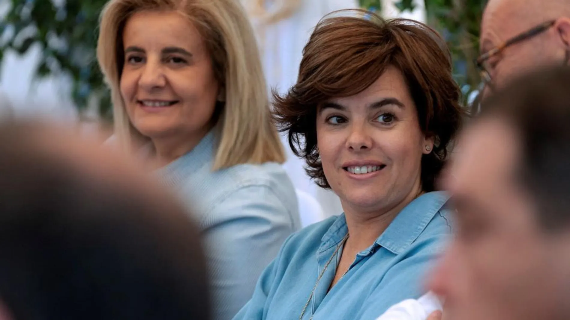 La candidata a la Presidencia del PP, Soraya Sáenz de Santamaría, junto a Fátima Báñez. EFE /Ismael Herrero
