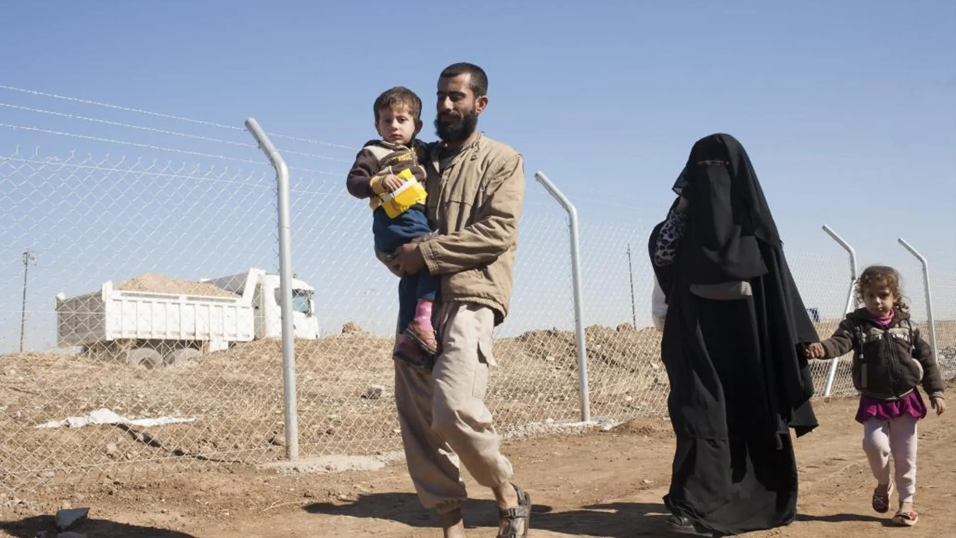 Desplazados iraquíes de zonas cercanas a Mosul, a su llegada al campo de desplazados de Jazer, al este de Mosul