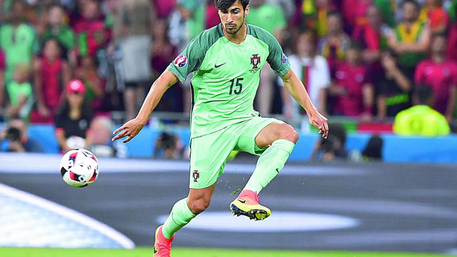 André Gomes controla un balón en un partido de la Eurocopa, donde se proclamó campeón con Portugal