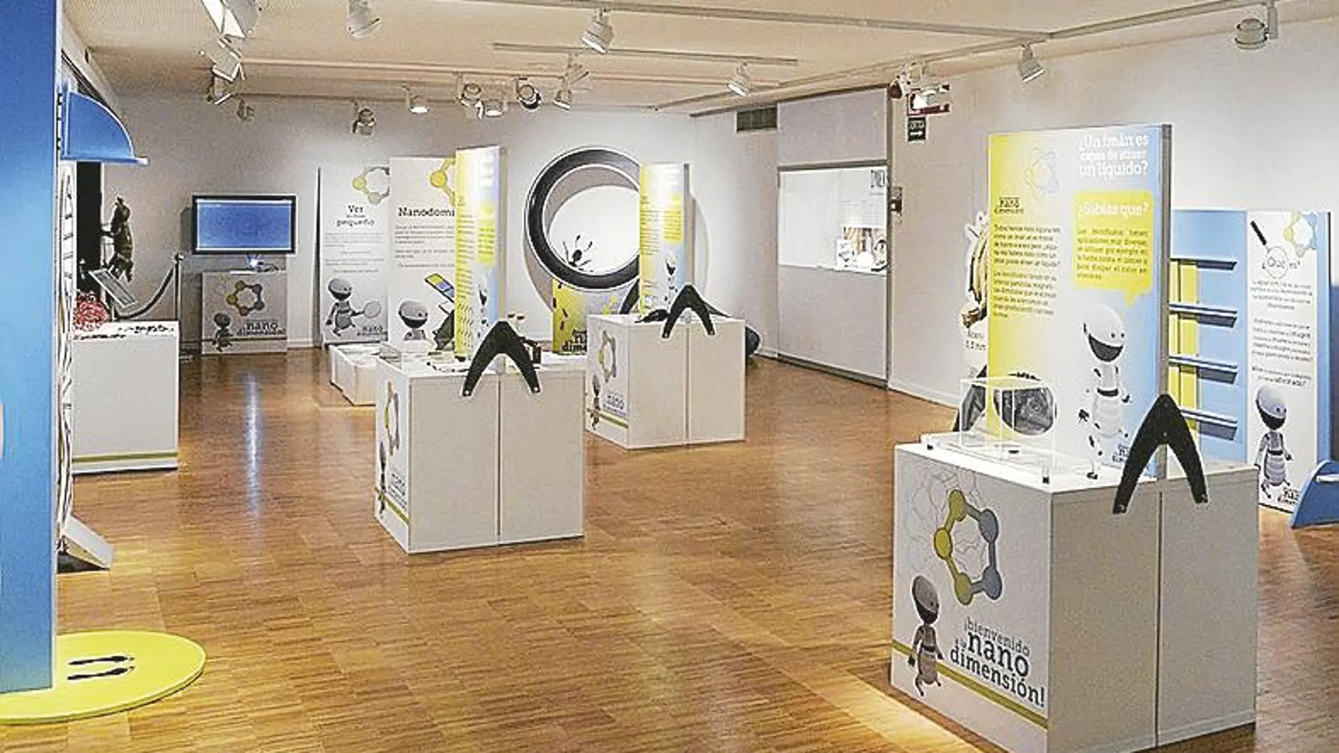 Una de las salas de la exposición en el Museo del Gas de Sabadell