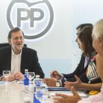 Fotografía facilitada por el PP del presidente del Gobierno en funciones y del Partido Popular, Mariano Rajoy, durante la reunión del comité de dirección de la formación tras la reunión con Albert Rivera.