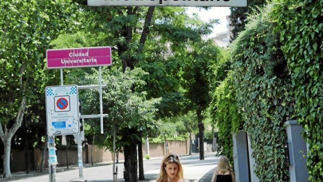 Una joven accede al acceso en el distrito de Moncloa-Aravaca, cercano a la casa de Vicente Aleixandre