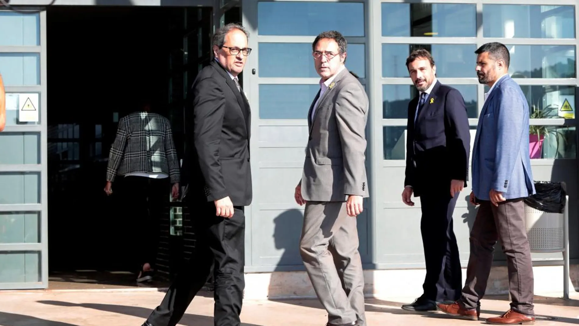El presidente de la Generalitat de Cataluña, Quim Torra, y el director general de prisiones de Cataluña, Amand Calderó (d), durante su visita esta tarde al centro penitenciario de Lledoner / Foto: Efe