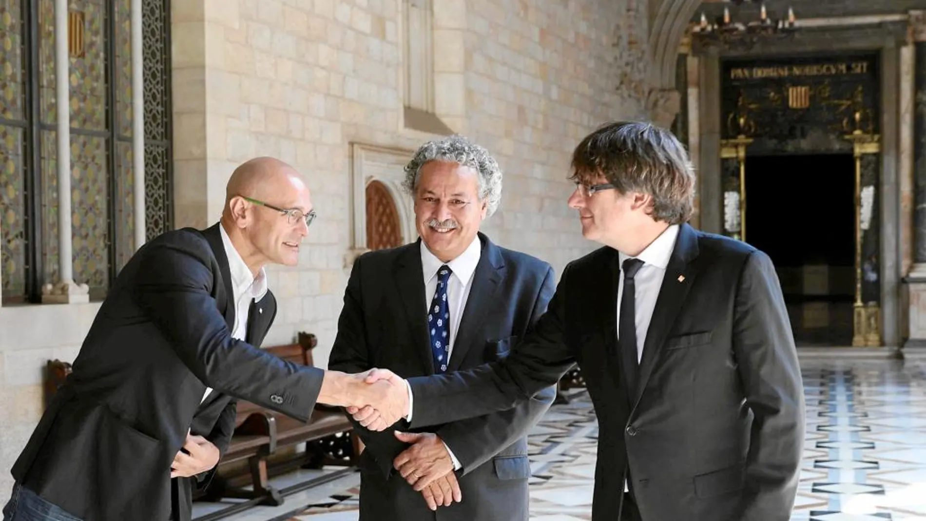 El conseller de Exteriores, Raúl Romeva, el Nobel de la Paz, Ahmed Galai, y el presidente de la Generalitat, Carles Puigdemont, ayer en Palau