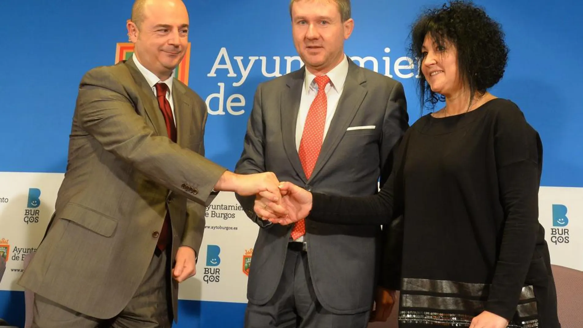 Javier Lacalle junto a los alcaldes Raúl Martín y María Aránzazu Blanco