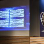 Panel electrónico que muestra el resultado del sorteo de la ronda previa de la fase de grupos de la UEFA Liga de Campeones.