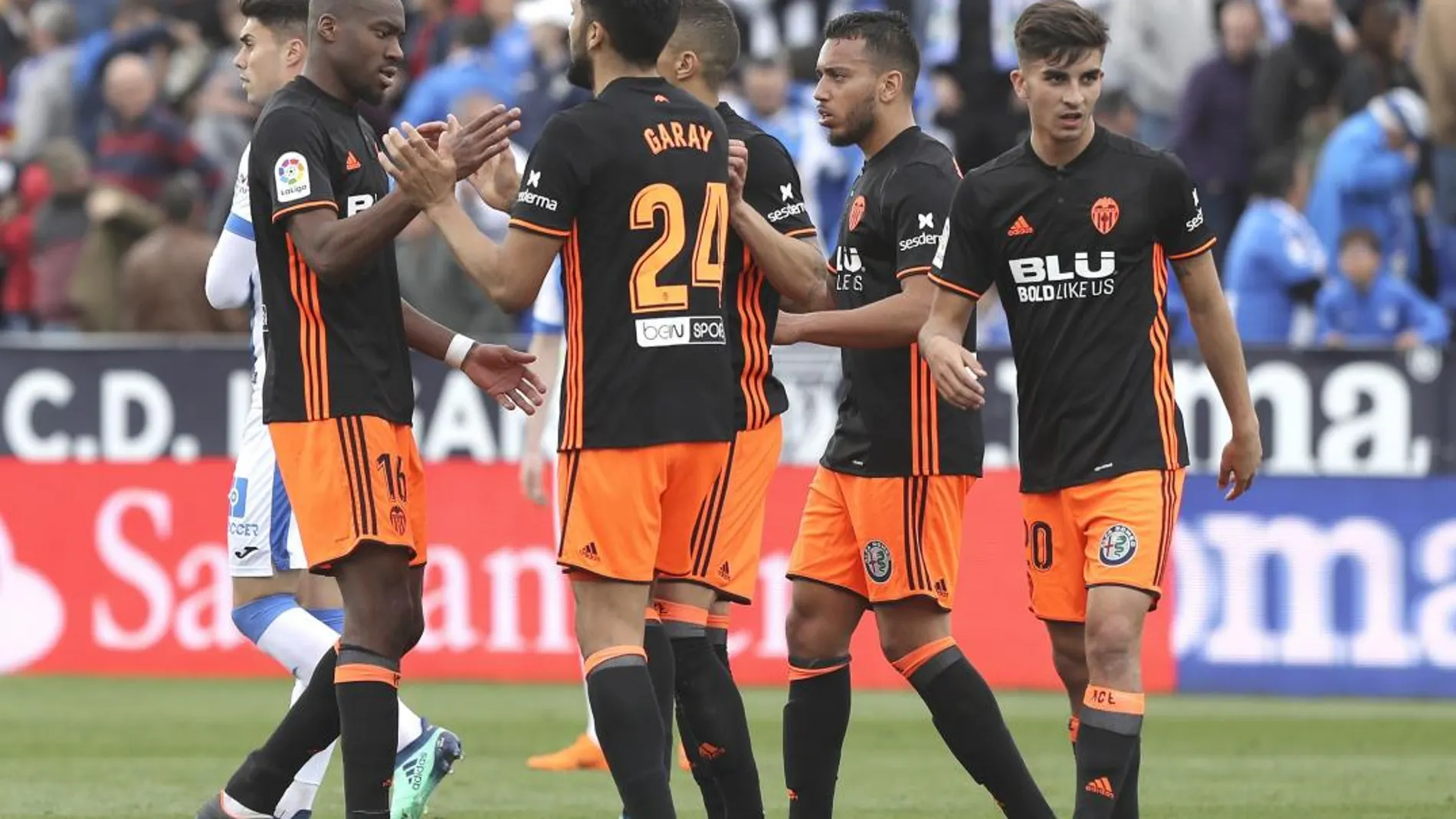 Los jugadores del Valencia celebran el triunfo de 0-1 contra el Leganés. EFE/Ballesteros