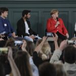 La canciller alemana, Angela Merkel, durante un encuentro con estudiantes de formación profesional de un centro de estudios de Berlín / Ap