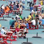 Aficionados en una de las áreas para comer del parque olímpico de Río de Janeiro